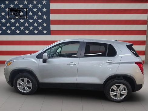Used 2022 Chevrolet Trax LS w/ Tint and Cruise Package AWD/4WD image 8