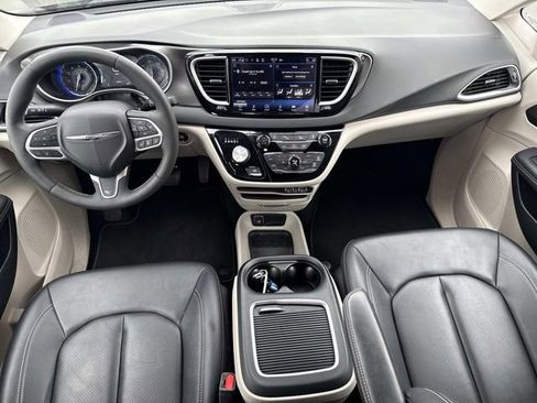 Used 2024 Chrysler Pacifica Touring-L FWD image 28