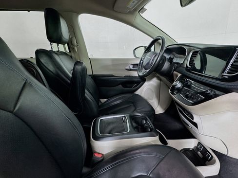 Used 2021 Chrysler Pacifica Touring-L image 27