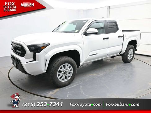 Used 2025 Toyota Tacoma SR5 image 2