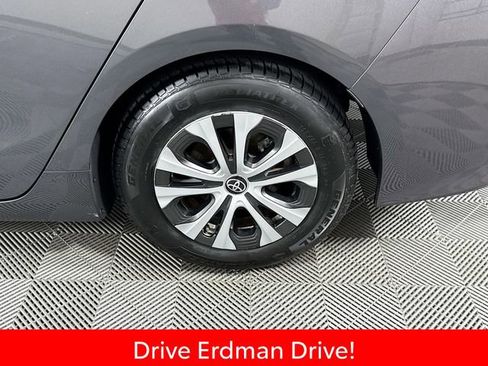 Used 2022 Toyota Prius Prime XLE FWD image 4