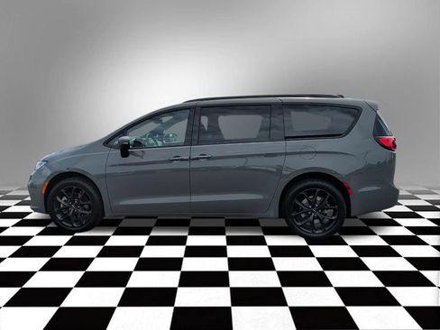 Used 2023 Chrysler Pacifica Touring-L w/ S Appearance Package AWD/4WD image 11
