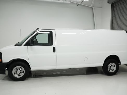 Used 2017 Chevrolet Express 3500 Extended image 5