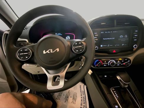 Used 2025 Kia Soul LX w/ LX Technology Package FWD image 5
