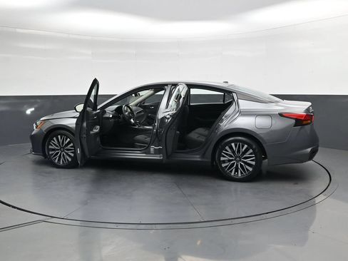 Used 2024 Nissan Altima 2.5 SV FWD image 39