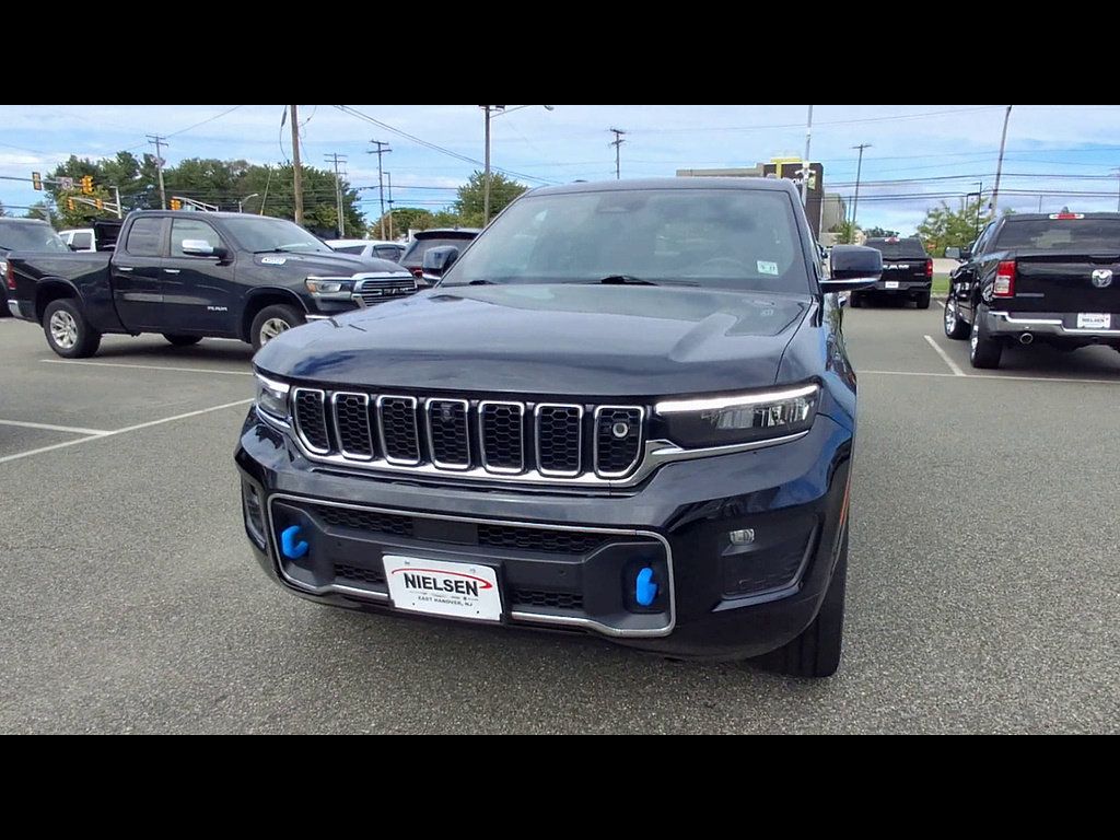 Used 2022 Jeep Grand Cherokee Overland w/ Advanced Protech Group III AWD/4WD image 3