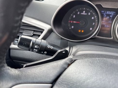 Used 2013 Hyundai Veloster w/ Style Pkg image 26