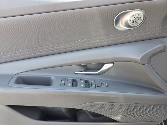 Used 2024 Hyundai Elantra SEL FWD image 17