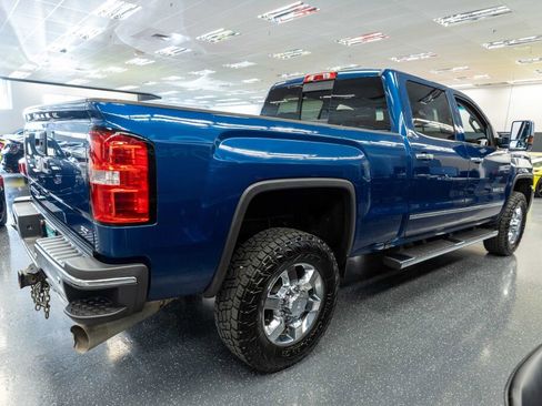 Used 2019 GMC Sierra 2500 SLT w/ Duramax Plus Package AWD/4WD image 5