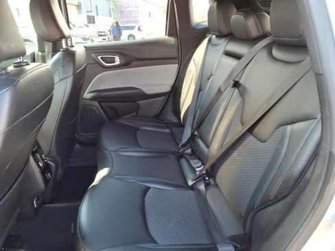 Used 2024 Jeep Compass Latitude image 9