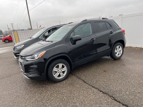 Used 2021 Chevrolet Trax LT w/ LT Convenience Package image 5