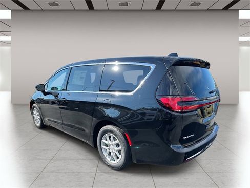 New 2026 Chrysler Pacifica Select image 6