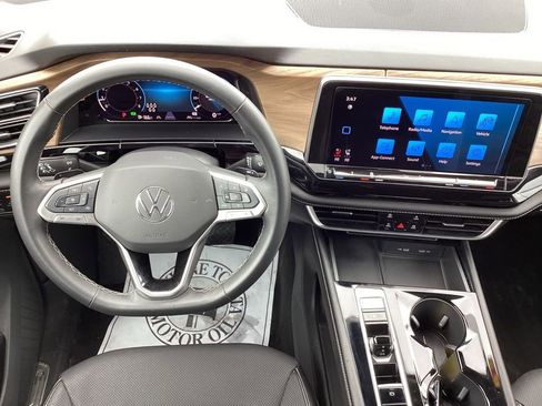 Used 2024 Volkswagen Atlas SE image 18