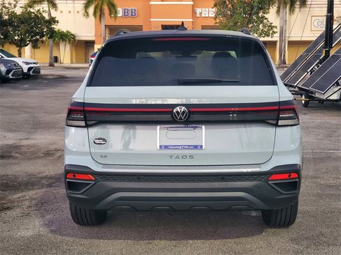 New 2026 Volkswagen Taos SE image 4