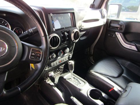 Used 2014 Jeep Wrangler Unlimited Sahara w/ Dual Top Group image 10