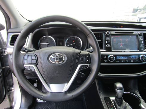 Used 2017 Toyota Highlander SE FWD image 11