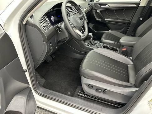 Used 2023 Volkswagen Tiguan SE AWD/4WD image 11