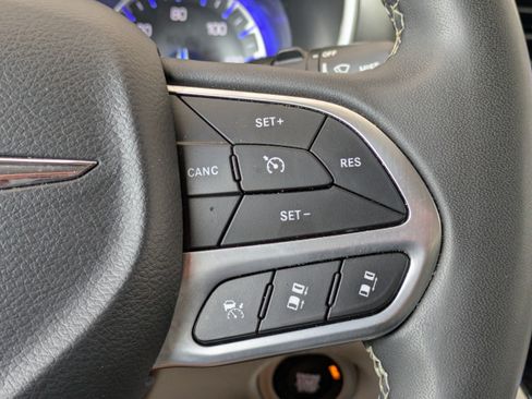 Used 2024 Chrysler Pacifica Touring-L FWD image 28