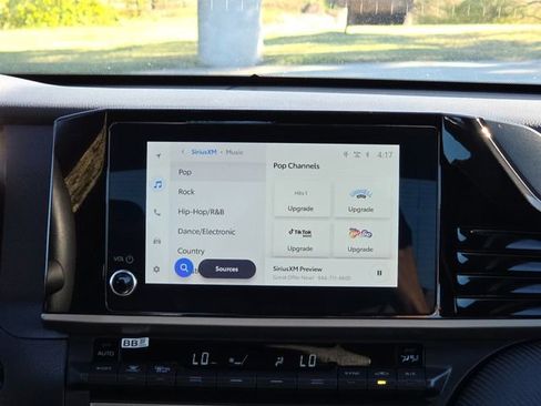 Used 2025 Toyota Camry SE image 13