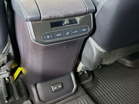 Used 2022 Toyota Highlander XLE AWD/4WD image 27