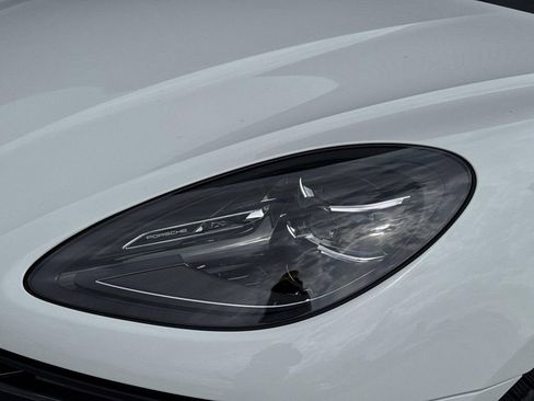 Certified 2025 Porsche Macan image 7