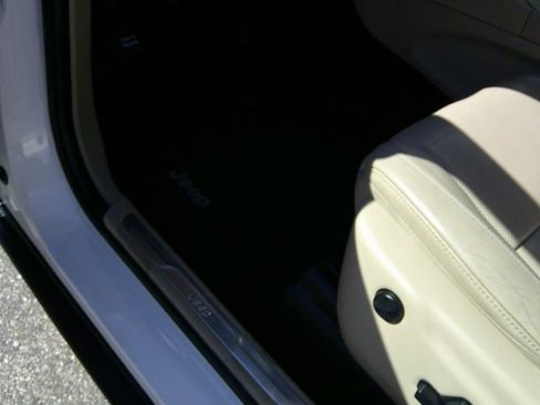 Used 2014 Jeep Grand Cherokee Limited w/ Luxury Group II image 41