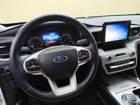 Used 2023 Ford Explorer XLT w/ Equipment Group 202A RWD image 5