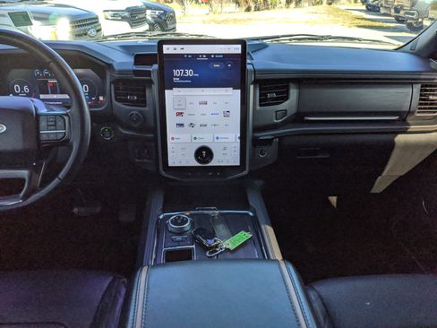 Used 2024 Ford Expedition Platinum image 16