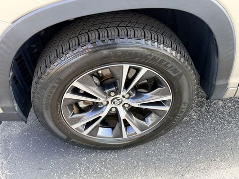 Used 2016 Toyota Highlander XLE image 17