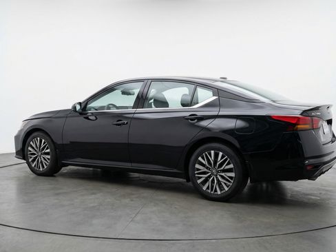 Used 2025 Nissan Altima 2.5 SV image 6