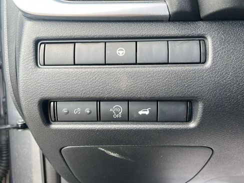 Used 2024 Nissan Rogue SV image 12