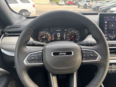 Used 2025 Jeep Compass Limited image 33