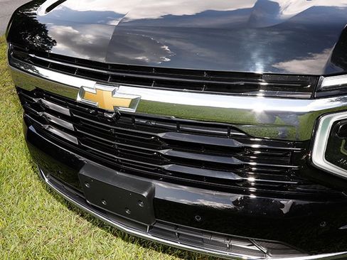 Used 2025 Chevrolet Suburban LS RWD image 9