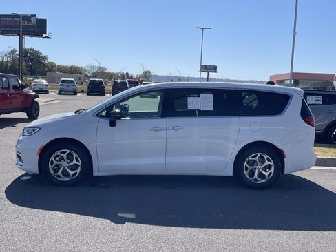 Used 2024 Chrysler Pacifica Limited image 5