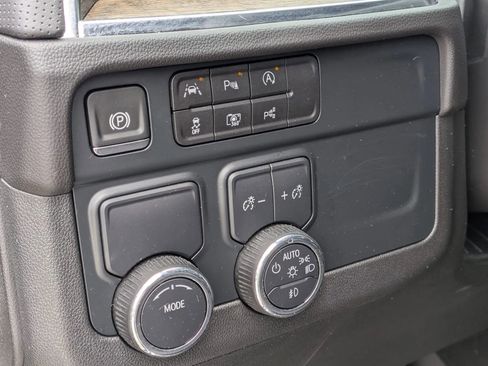 Used 2025 Chevrolet Suburban High Country RWD image 17