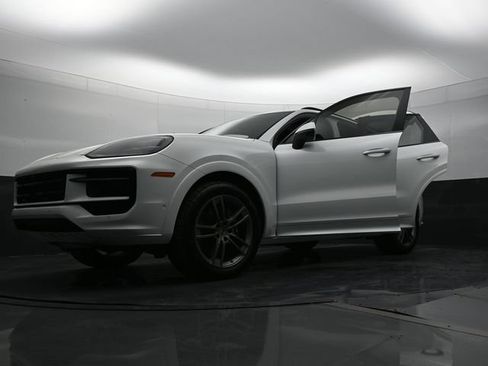 Certified 2025 Porsche Cayenne AWD/4WD image 30