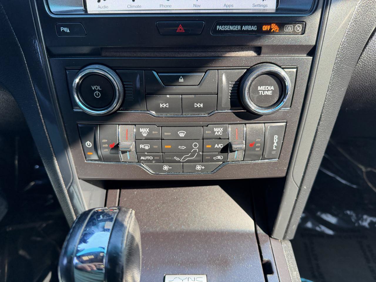 Used 2017 Ford Explorer XLT w/ XLT Technology Feature Bundle AWD/4WD image 16