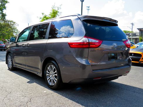 Used 2018 Toyota Sienna XLE image 9