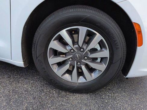 Certified 2024 Chrysler Pacifica Limited FWD image 11