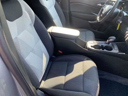 Certified 2025 Chevrolet Trax RS FWD image 24