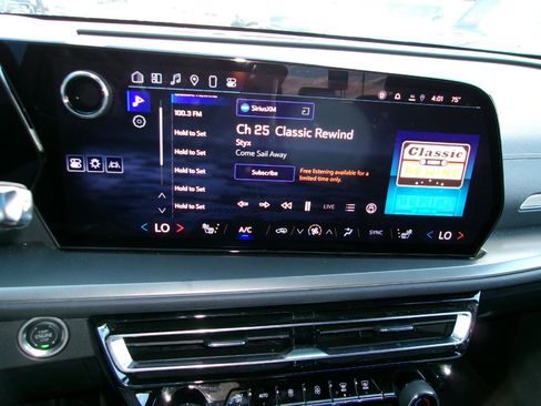 Used 2025 Chevrolet Traverse LT image 15