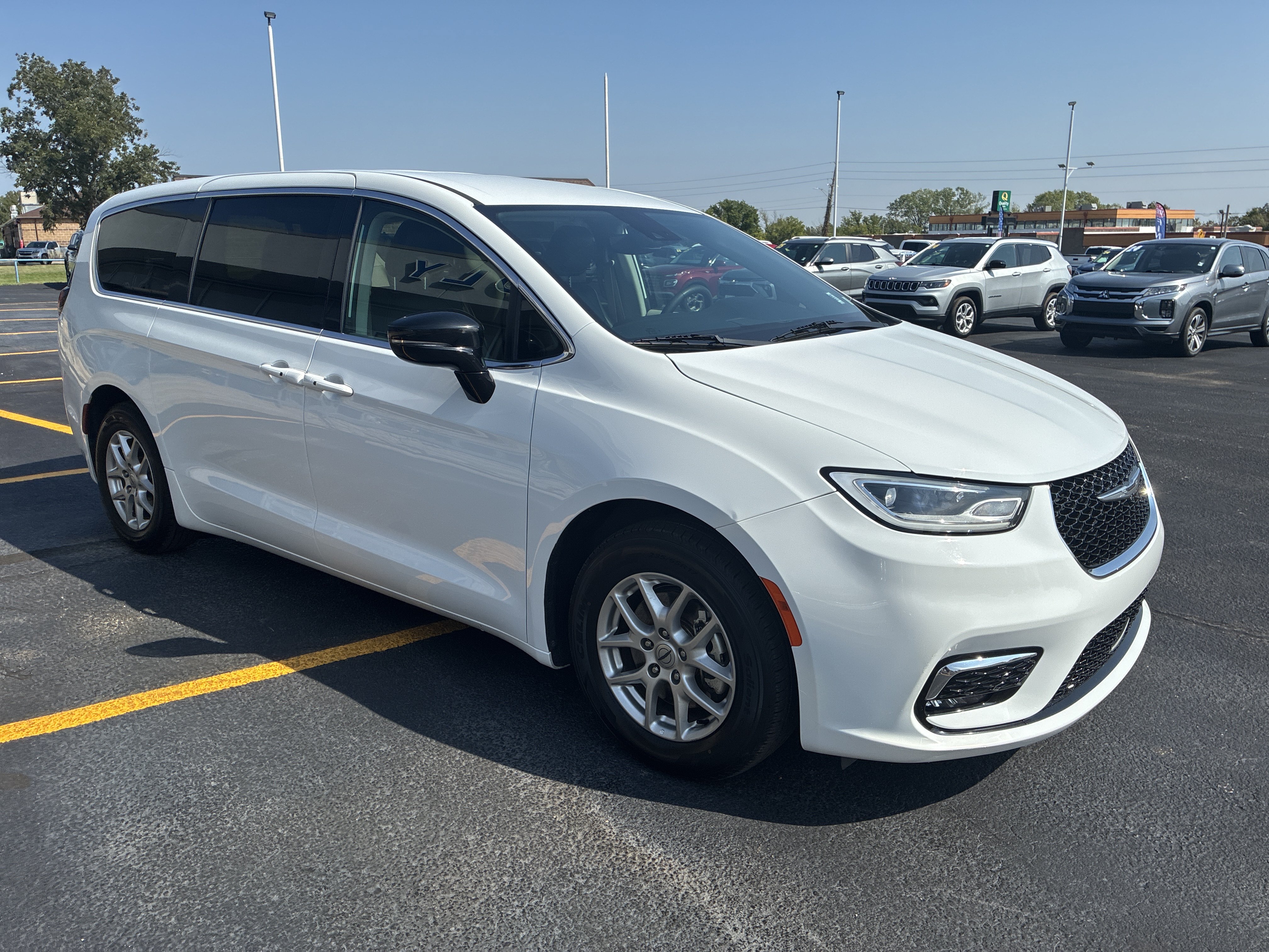 Used 2024 Chrysler Pacifica Touring-L FWD image 3