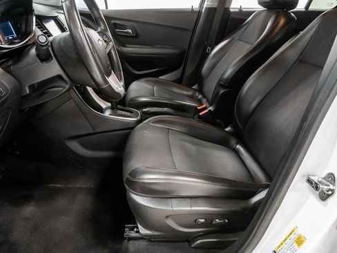 Used 2017 Chevrolet Trax LT w/ LT Convenience Package FWD image 10
