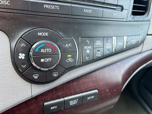 Used 2013 Toyota Sienna XLE FWD image 24