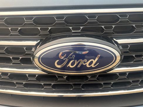 Used 2020 Ford Explorer XLT w/ Equipment Group 202A AWD/4WD image 3