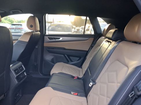 Used 2024 Volkswagen Atlas Cross Sport SE image 8