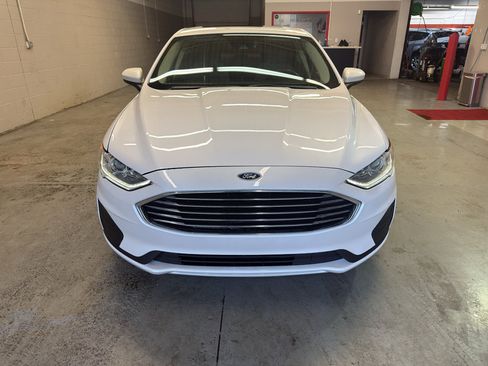 Used 2019 Ford Fusion SE image 2