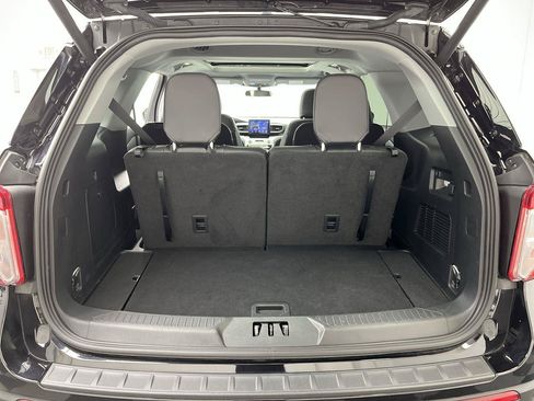 Used 2023 Ford Explorer XLT w/ Equipment Group 202A AWD/4WD image 31