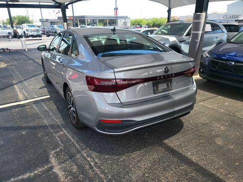 Used 2025 Volkswagen Jetta SE FWD image 9