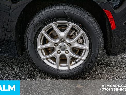 Used 2024 Chrysler Pacifica Touring-L FWD image 16